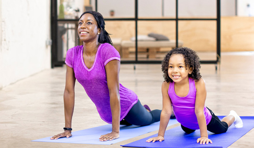 Mother and daughter doing yoga (FR)